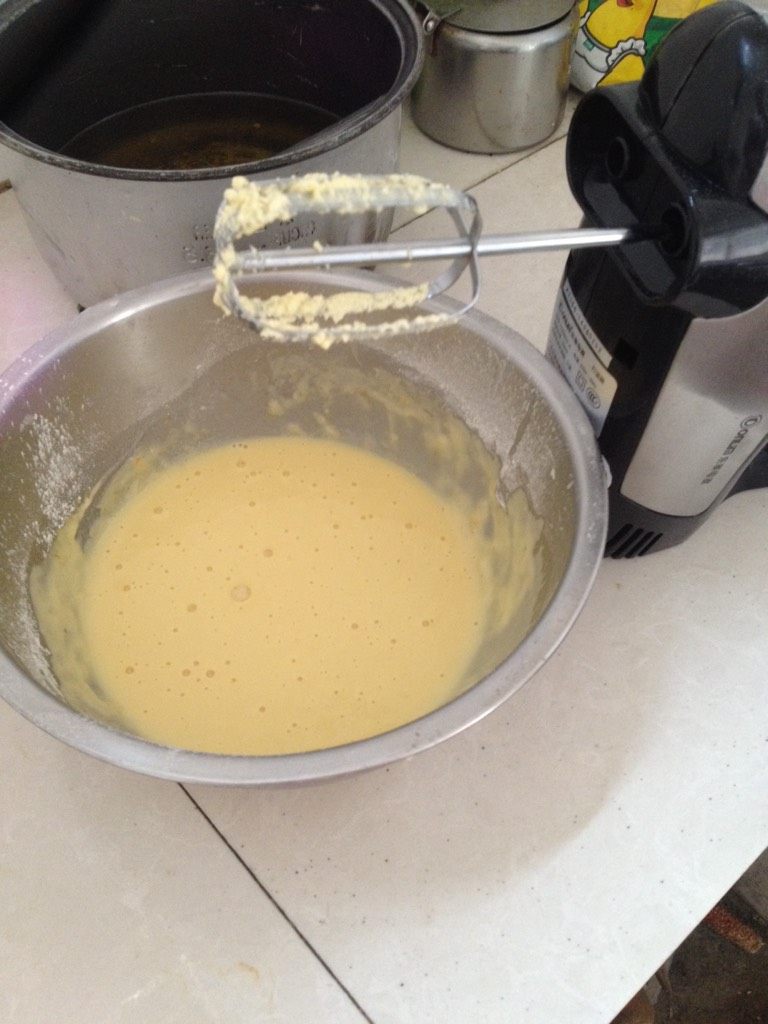 经典黄桃派,如图另取一成器将剩余面粉、一颗鸡蛋、水、油（可以加一些炼乳、增香甜）混合搅拌均匀备用；