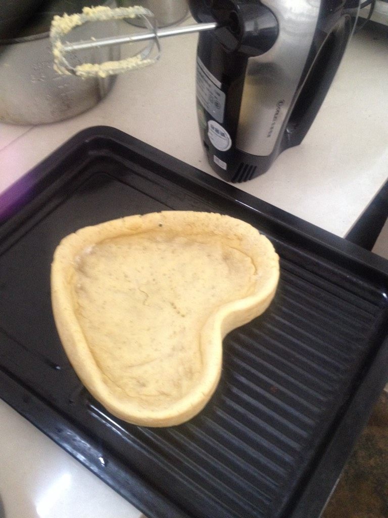 经典黄桃派,如图7分熟的派皮扣出备用；