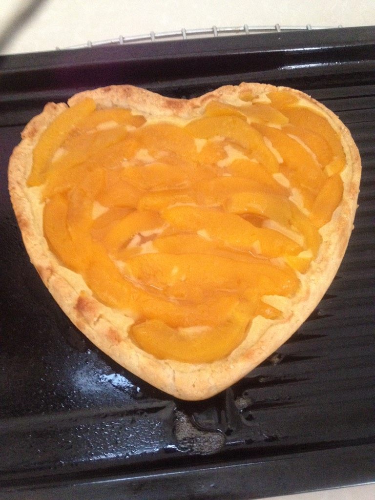 经典黄桃派,如图表面刷油入烤箱中层160度30分钟即可；