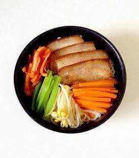 五花肉石锅拌饭,将米饭盛出在碗中,将五花肉,芹菜,胡萝卜和辣桔梗分别摆放至米饭上