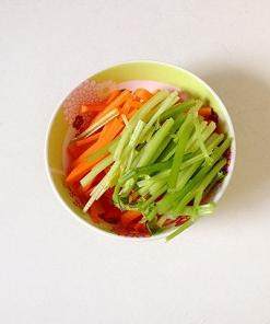 五花肉石锅拌饭,将胡萝卜切粗丝,芹菜切段