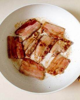 五花肉石锅拌饭,将五花肉片放入碗中,加入韩式烤肉汁腌制15分钟