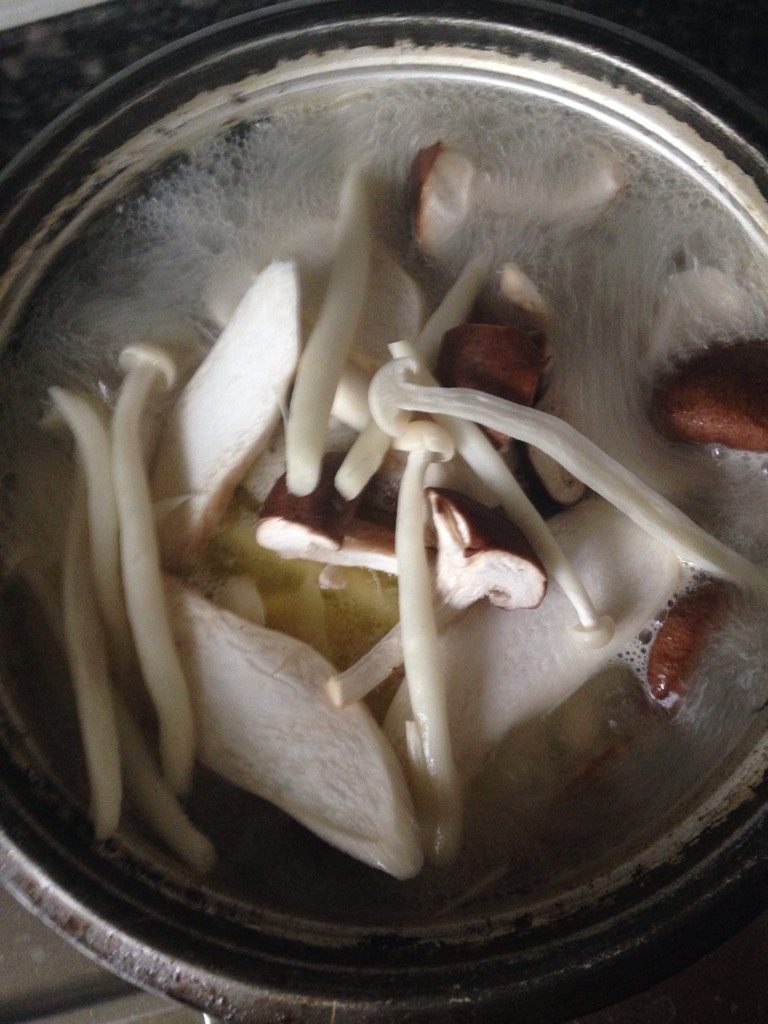 什锦蘑菇鸡肉汤,鸡肉煮四十分钟后加入切好的蘑菇煮二十分钟