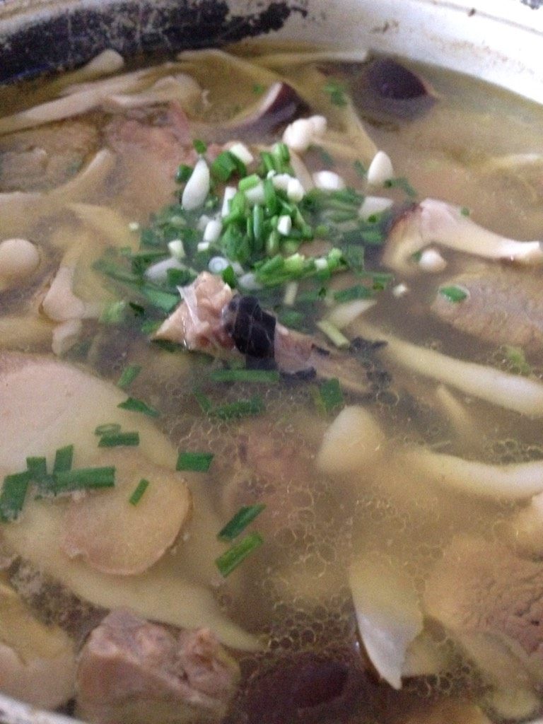 什锦蘑菇鸡肉汤,煮好后尝尝有盐没有，<a style='color:red;display:inline-block;' href='/shicai/ 3232'>香葱</a>切碎放入锅中，就可以出锅了，香
