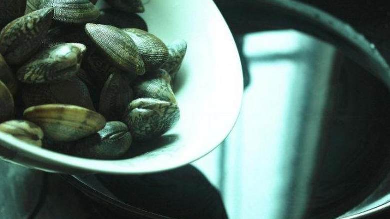 醋拌蛤蜊拌饭,锅内倒入适量清水,倒入洗净的蛤蜊