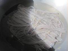 韩国荞麦拌面,荞麦面在锅中煮熟，在冷水过一下，控净水