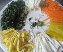 韩国荞麦拌面,把胡萝卜、梨等，切成细丝。紫菜先烤一下，也切丝。小辣椒切成圈形