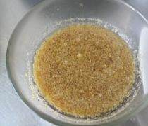 韩国荞麦拌面,先放入<a style='color:red;display:inline-block;' href='/shicai/ 3738'>芝麻油</a>、白糖，再放入酱油和醋，最后放入鲜汤、蒜泥，加食盐调咸淡