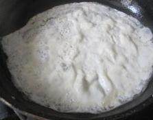 韩国荞麦拌面,鸡蛋分为蛋清和蛋黄，分别做成煎鸡蛋