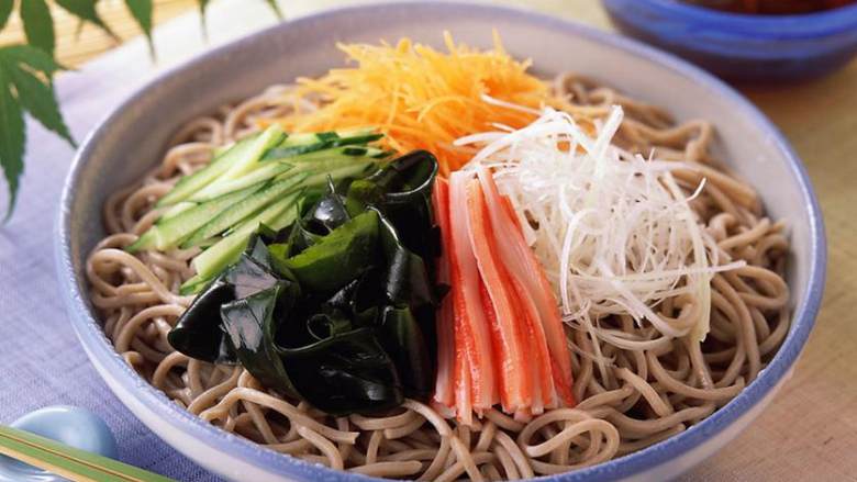 韩国荞麦拌面,把荞面麦放在配菜下，放上椒圈和紫菜丝