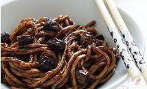 韩式炸酱面,将面条煮熟，用冷水过凉拌酱食用