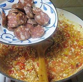 西班牙海鲜饭,待葡萄酒香味挥发,放入西班牙腊肠