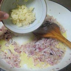 西班牙海鲜饭,放入洋葱碎翻炒,至变软,放入蒜蓉翻炒均匀