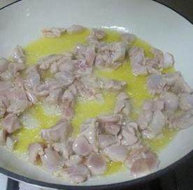 西班牙海鲜饭,锅中放入适量的橄榄油放入鸡肉煎至变色,盛出备用