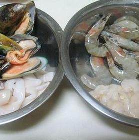 西班牙海鲜饭,扇贝去掉里面的内脏,清洗干净,把扇贝肉取下,青口清洗干净