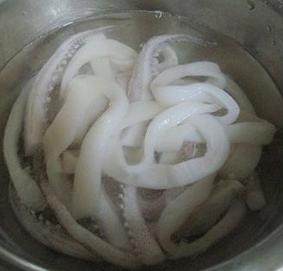 西班牙海鲜饭,鱿鱼处理好清洗干净,切成鱿鱼圈