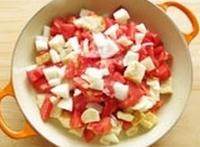 西班牙番茄冷汤,切好的材料放入盘中,加盐、<a style='color:red;display:inline-block;' href='/shicai/ 720'>胡椒粉</a>,挤入柠檬汁混合放置15分钟