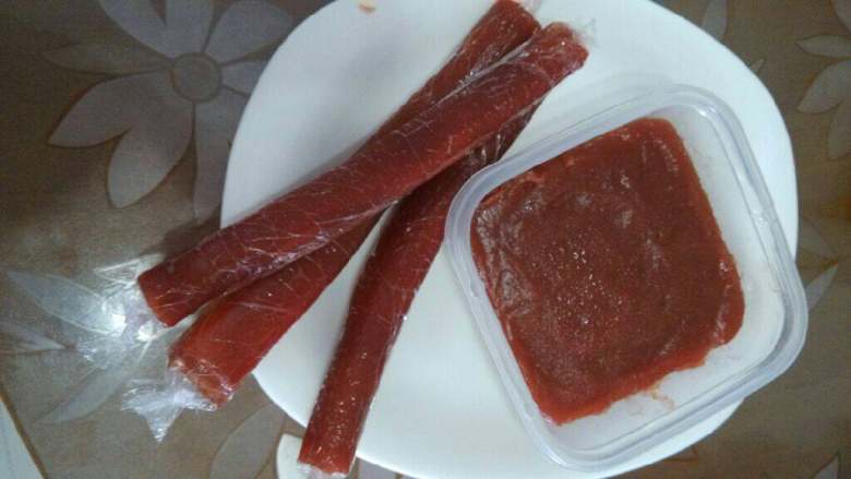 自制山楂卷,烤好取出撕去保鲜膜,剪成几块卷起用保鲜膜包好,也可装入涂了油的保鲜盒冷却后成山楂糕