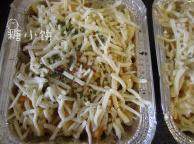 南瓜奶香绞纹意面,表面铺上马苏里拉芝士条，撒上一小撮干欧芹碎