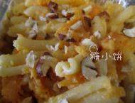 南瓜奶香绞纹意面,将榛子果仁和杏仁切碎后撒在表面