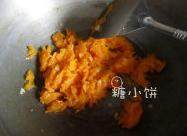 南瓜奶香绞纹意面,起油锅，大蒜爆香后加入碾好的南瓜泥炒香