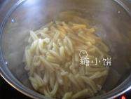 南瓜奶香绞纹意面,意面煮熟捞出沥水，蒜切碎