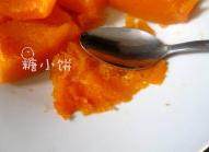 南瓜奶香绞纹意面,<a style='color:red;display:inline-block;' href='/shicai/ 53'>南瓜</a>切块，用微波炉叮1-2分钟至熟透，用勺子碾碎