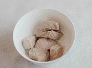 【香菇花生鲜蚝汤】秋天来了，你喝汤了吗？,瘦肉放入冷水中大火烧开，把煮出血沫子撇掉，肉块取出待用