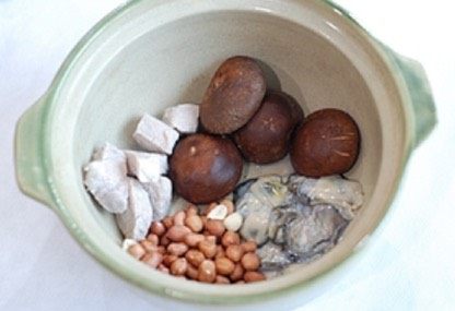 【香菇花生鲜蚝汤】秋天来了，你喝汤了吗？,把所有食材放入砂锅中，加入2升水，大火煮开再改小火煲2个小时