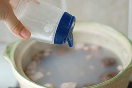 【香菇花生鲜蚝汤】秋天来了，你喝汤了吗？,喝时加盐调味