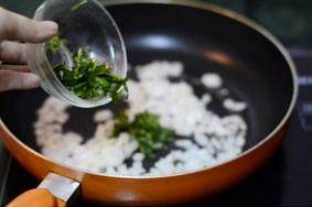 萨拉米香肠茄汁意面,烧热后倒入洋葱粒,罗勒碎翻炒出香味
