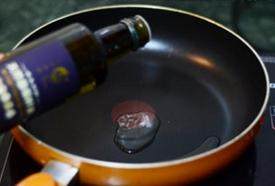 萨拉米香肠茄汁意面,另一边平底锅加热,倒入葡萄籽油
