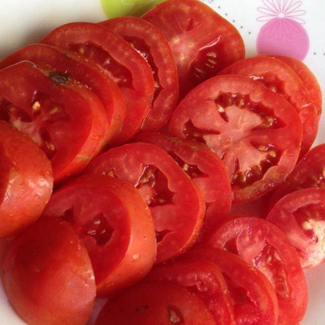 马苏里拉番茄沙拉,<a style='color:red;display:inline-block;' href='/shicai/ 59'>番茄</a>去蒂切片，奶酪也切片