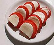 马苏里拉番茄沙拉,一片番茄，一片奶酪，这样摆盘