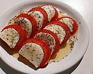 马苏里拉番茄沙拉,撒上一点盐，撒上欧芹叶，最后淋上<a style='color:red;display:inline-block;' href='/shicai/ 851'>橄榄油</a>，完成