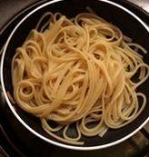 鲟龙鱼奶油烩意面,待意面煮软后,撩出放在盘子内