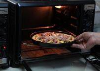 蔬菜培根披萨,烤箱倒数第二层，上下火180°，烤约7-8分钟即可