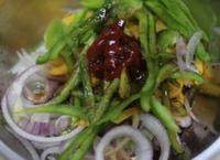 蔬菜培根披萨,用花生油、<a style='color:red;display:inline-block;' href='/shicai/ 788'>生抽</a>和胡椒粉，少许盐腌制辣椒片刻