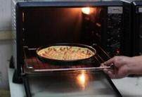 蔬菜培根披萨,放入预热好的烤箱，烤箱倒数第二层，上下火160°，烤约15分钟即可