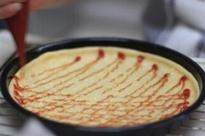 蔬菜培根披萨,在饼底先铺一层<a style='color:red;display:inline-block;' href='/shicai/ 4856'>沙拉酱</a>，再铺一层<a style='color:red;display:inline-block;' href='/shicai/ 699'>番茄酱</a>