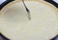 蔬菜培根披萨,擀开铺在披萨盘上，用叉子在饼底戳出洞洞，然后松弛约10分钟