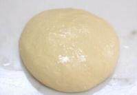 蔬菜培根披萨,再加入软化的黄油继续搅拌直到能出薄膜即可