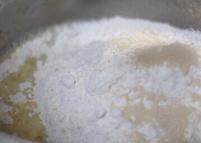 蔬菜培根披萨,将制作披萨底的食材除黄油以外的加入厨师机搅拌至光滑