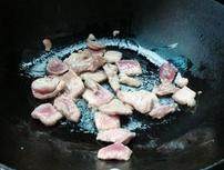 清香苹果咖喱,炒锅倒油烧热，放入肉片翻炒熟