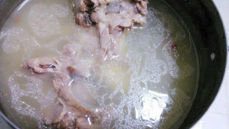 泡椒牛肉米线,准备骨头汤底:
筒骨洗净后敲断后放锅里,加入大半锅水,把姜锤破放入汤中,加入五香八角桂皮等香料各一块。大火烧开后小火慢炖两小时。捞出骨头,汤备用。