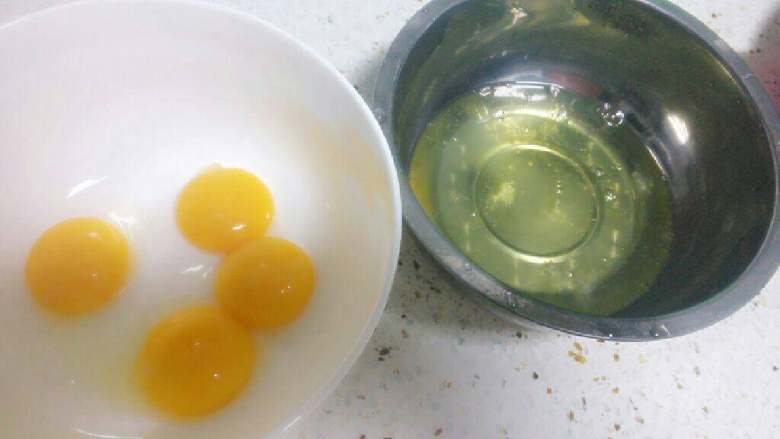 葡萄干戚风蛋糕,准备好所有材料后,将蛋清蛋黄分离。
