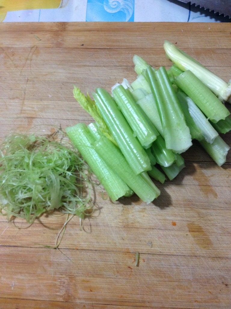 芹菜百合炒腰果,如图先把<a style='color:red;display:inline-block;' href='/shicai/ 125'>芹菜</a>筋摘出