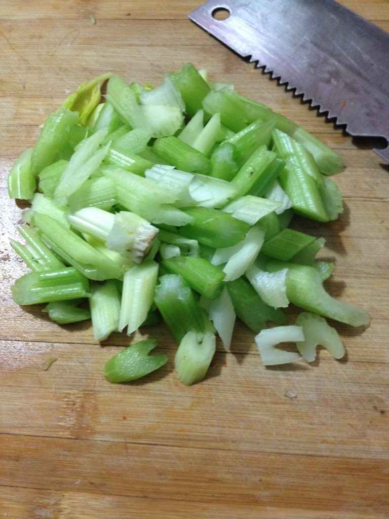 芹菜百合炒腰果,如图切断