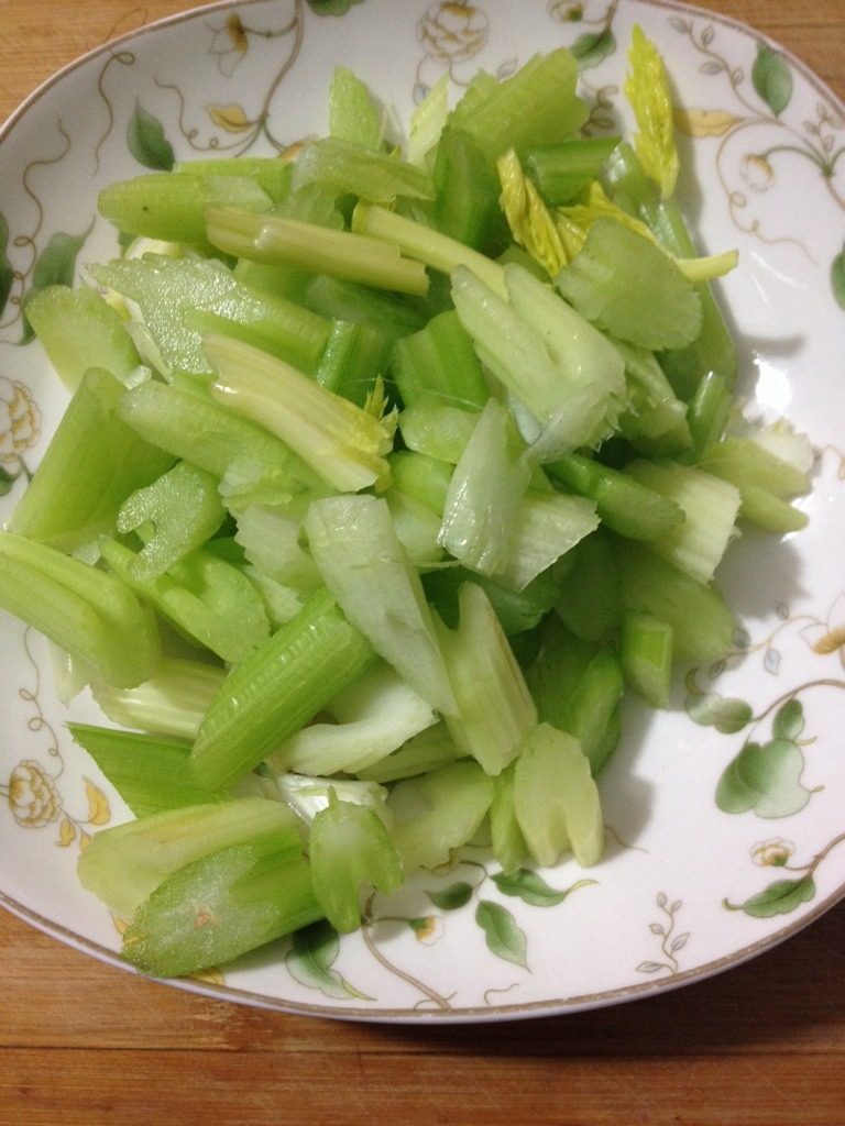 芹菜百合炒腰果,如图过凉水待用