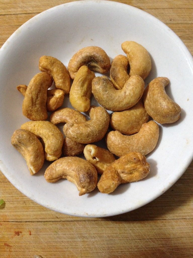 芹菜百合炒腰果,如图<a style='color:red;display:inline-block;' href='/shicai/ 669'>腰果</a>备用